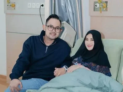 Gilang Widya Pramana alias Juragan 99 dan Shandy Purnamasari dikaruniai anak ke tiga. Foto : Instagram/juragan_99