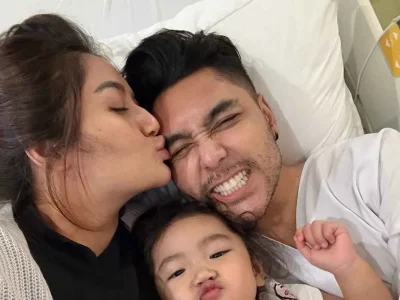Siti Badriah menemani Krisjiana Baharudin yang terbaring sakit. Foto : Instagram/sitibadriahh