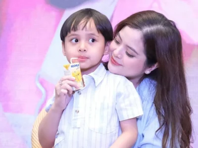Tasya Kamila selalu memerhatikan kebutuhan asupan nutrisi anak. (Foto: Naomi/Nyata)