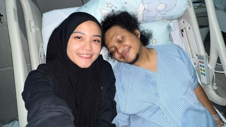 Zulfati Indraloka saat mendampingi mendiang Babe Cabita di rumah sakit. Foto: Dok. Instagram @babecabiita