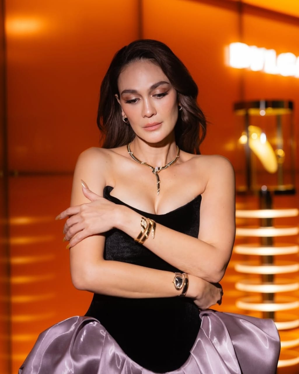 Memakai perhiasan Bulgari. Foto: Dok. Instagram @lunamaya