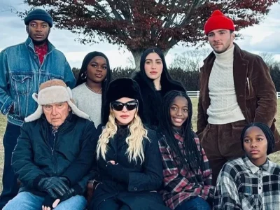 Madonna bersama ayah dan enam anaknya. Foto: Dok. Instagram @madonna