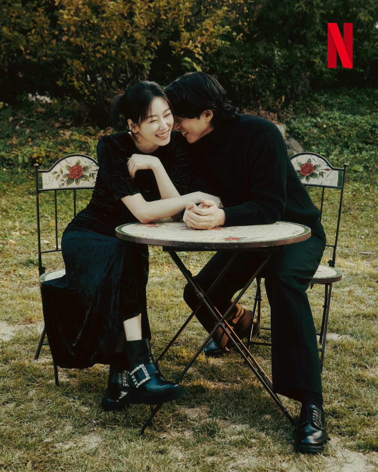 Serasi mengenakan pakaian serba hitam. Foto: Dok. Instagram @netflixid