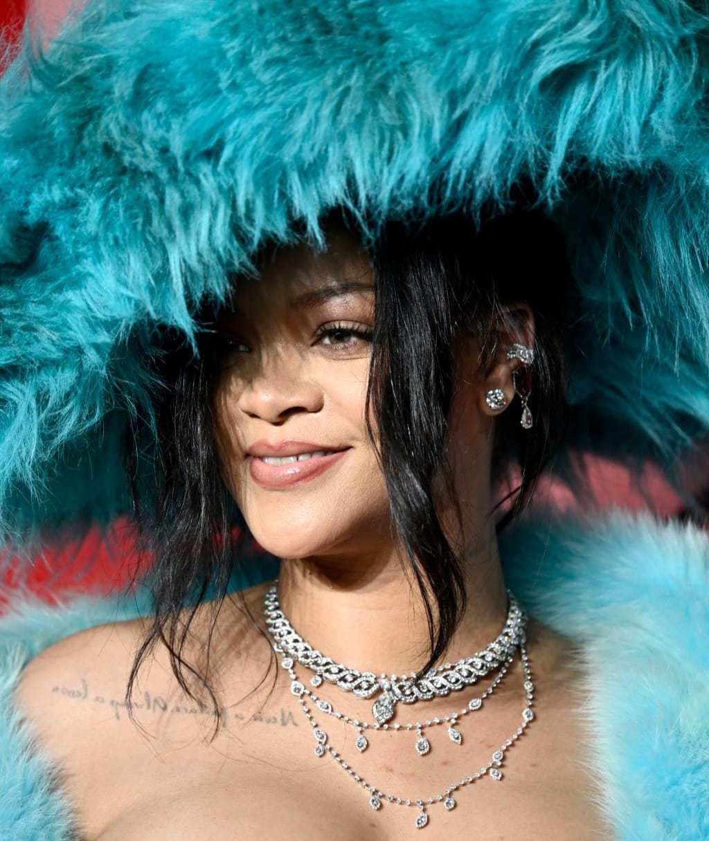 Memakai perhiasan berlian. Foto: Dok. Getty Images via Page Six