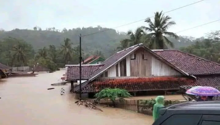 Banjir dan Longsor Landa Sukabumi, Mobil Hanyut Rumah Terancam Roboh