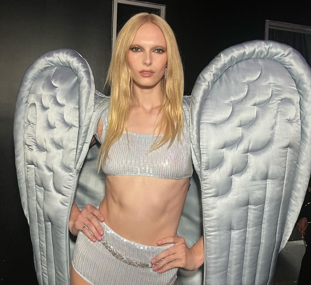 Model transgender pertama di Victoria's Secret Fashion Show. Foto: Dok. Instagram @alexconsani