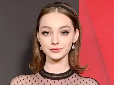 Emma Dumont mengakui dirinya adalah transmaskulin non-biner. Foto: Dok. Instagram @emmadumont
