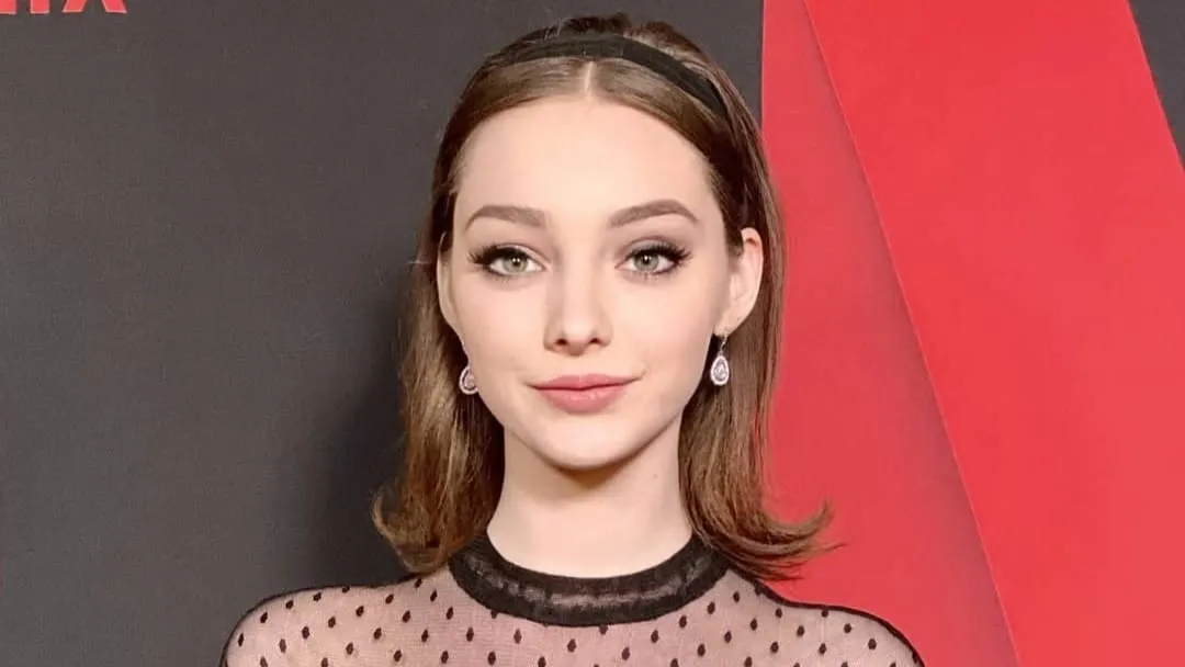 Ingin Dipanggil Nick, Emma Dumont Ngaku Transmaskulin Non-Biner