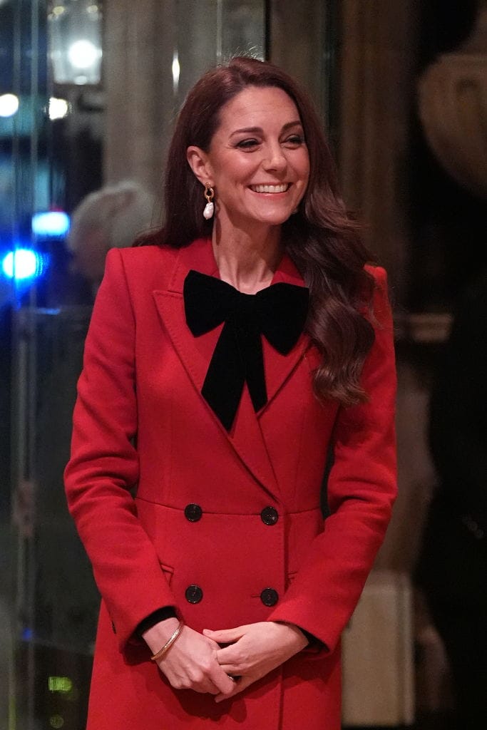 Mengenakan aksesoris gelang dan anting-anting emas. Foto: Dok. Getty Images