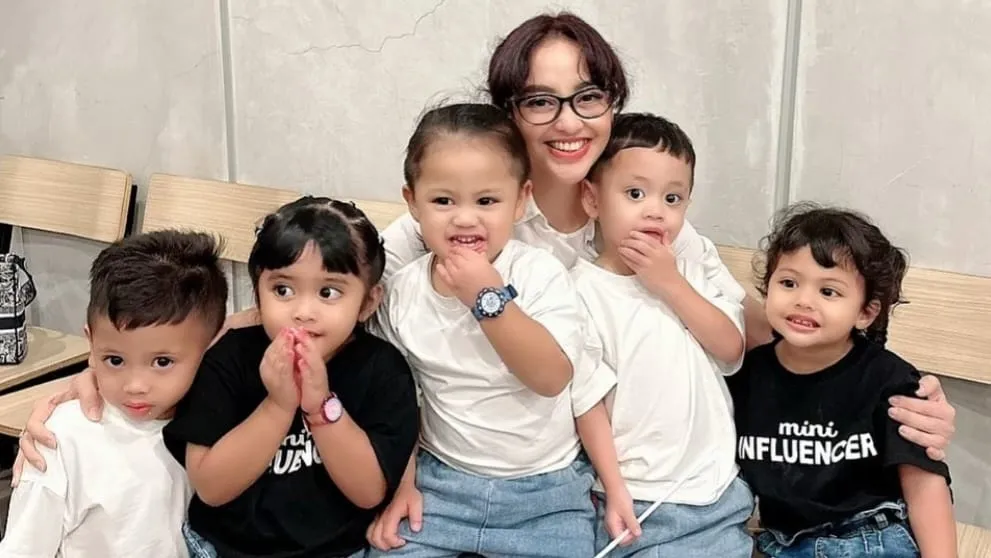Crazy Rich Monica Soraya Adopsi 13 Anak Berujung Depresi