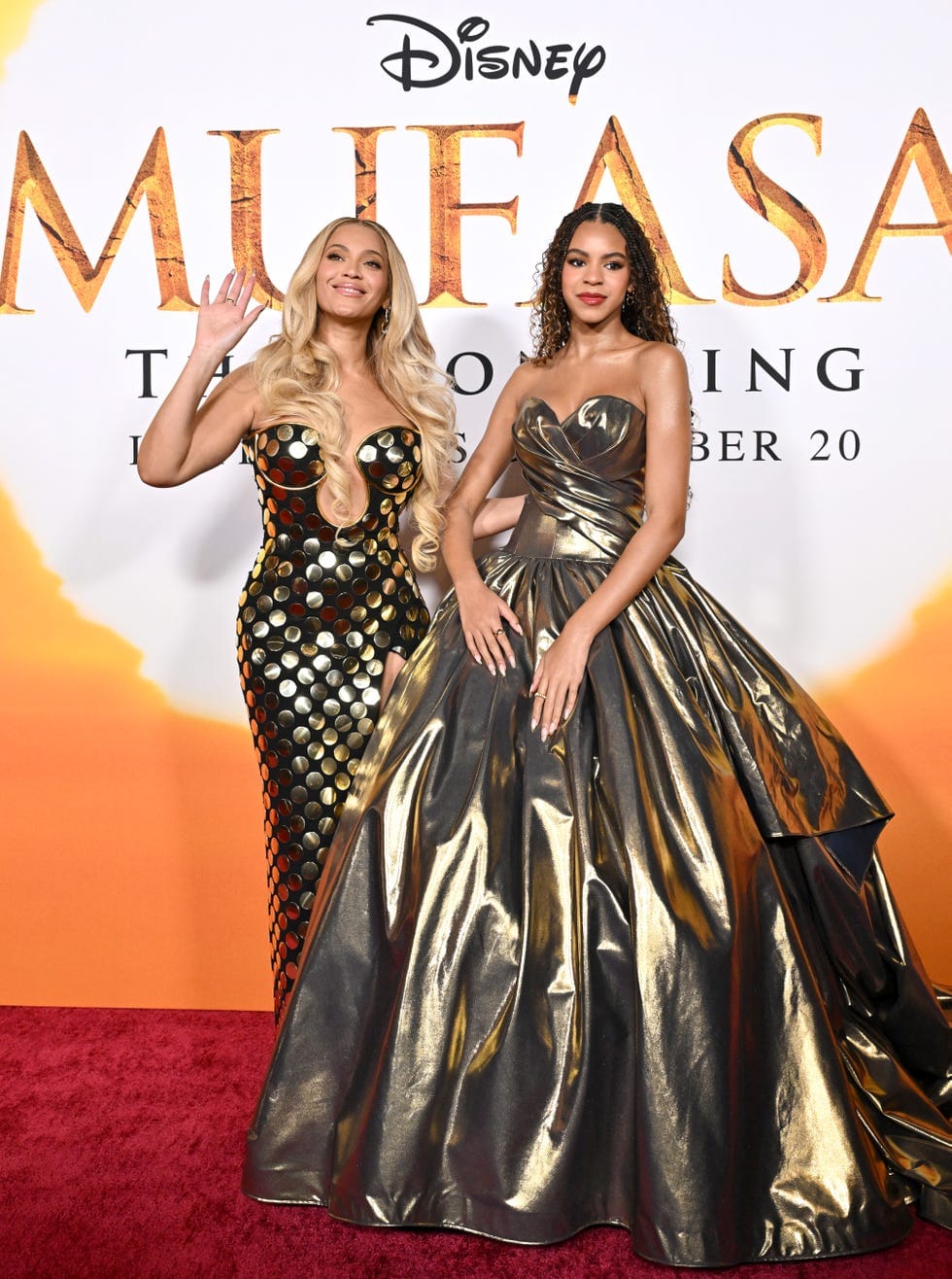 Ibu dan anak kompak mengenakan gaun emas. Foto: Dok. Getty Images Elle