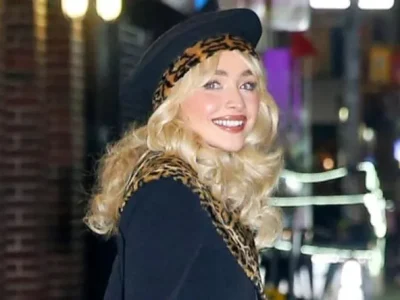 Sabrina Carpenter meniru busana Fran Fine 'The Nanny'. Foto: Dok. Christopher Peterson/ Splashnews