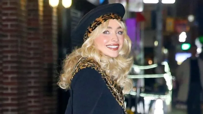 Pesona Sabrina Carpenter Tiru Gaya Tokoh Sitkom Ikonik ‘The Nanny’
