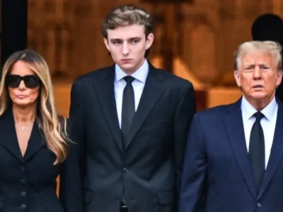 Barron Trump berdiri di antara ayah dan ibunya. Foto: Dok. AFP/Getty Image