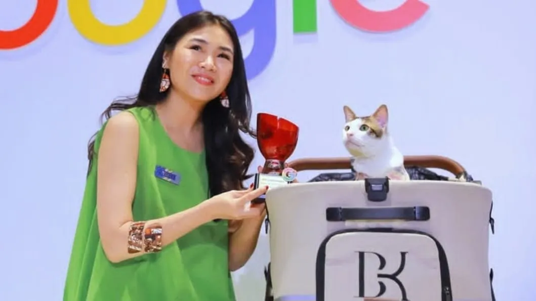 Bobby Kertanegara Pakai Batik Saat Terima Penghargaan Google