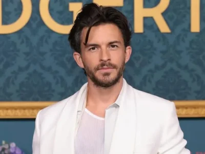 Jonathan Bailey, aktor yang terang-terangan mengaku gay. Foto: Dok. Instagram @bridgertonnetflix