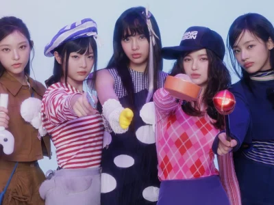 Lima anggota NewJeans, Haerin, Hanni, Hyein, Danielle, dan Minji. Foto: Dok. Weverse