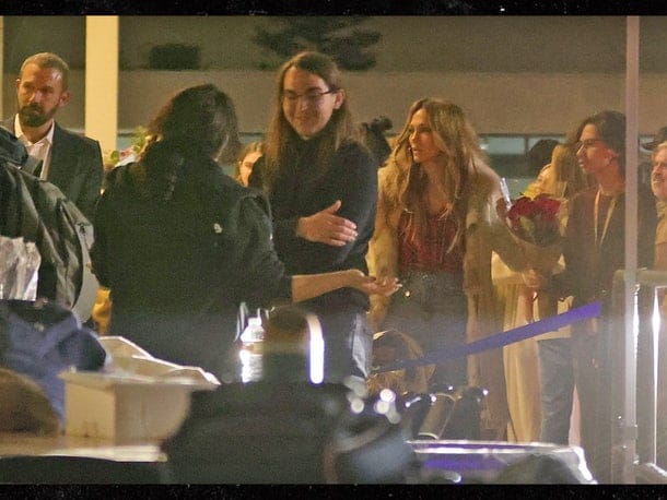 Ben, JLo, dan Garner saat menghadiri pertunjukan Seraphina dan Emme. Foto: Dok. Backgrid