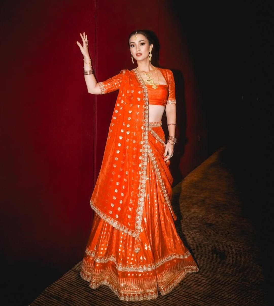 Atiqah Hasiholan dalam balutan Lehenga Choli oranye. Foto: Dok. Instagram @atiqahhasiholan