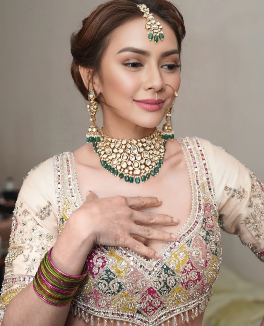 Mengenakan aksesoris lengkap. Foto: Dok. Instagram @gintingsmakeup