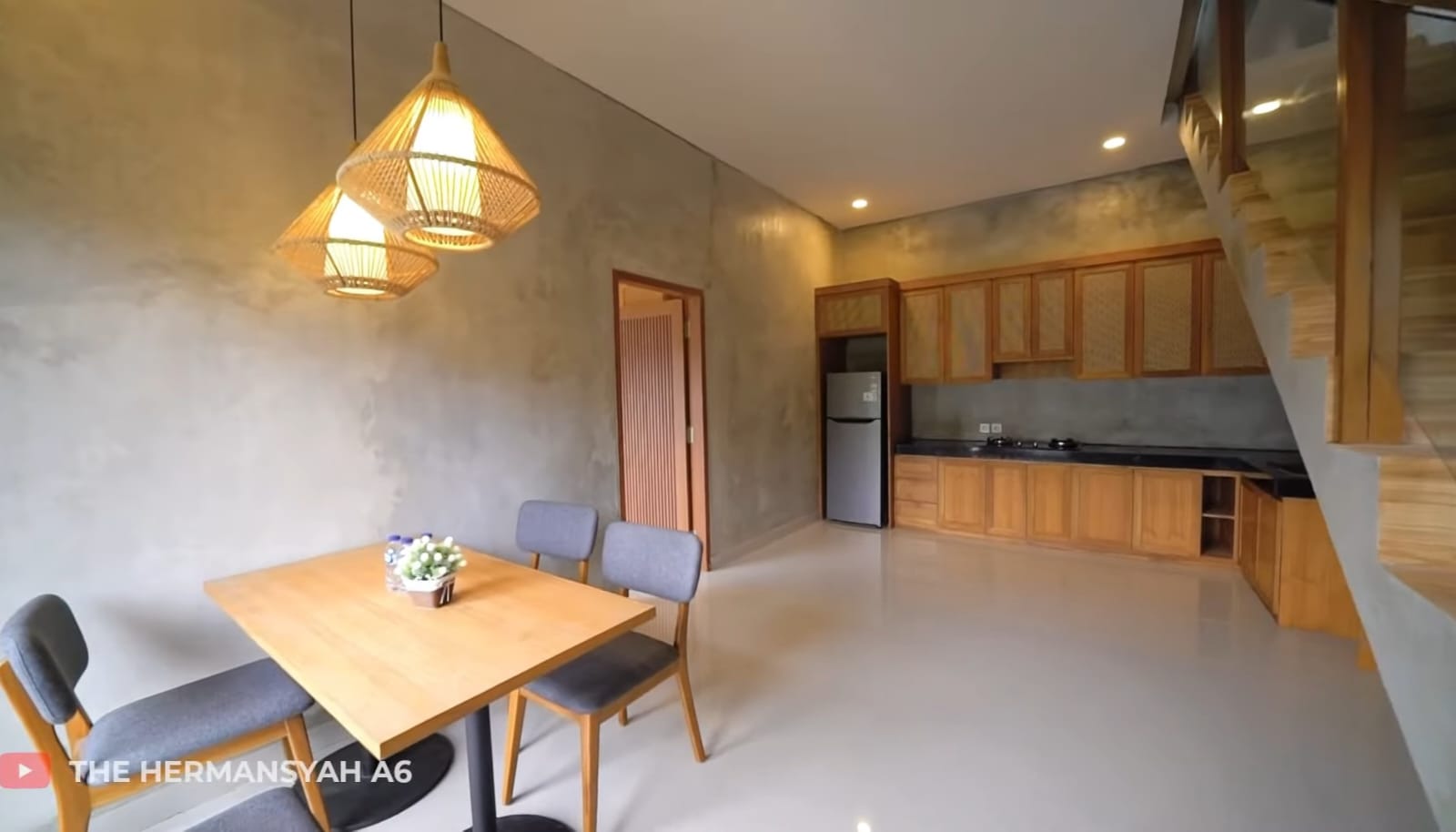 Dapur dan ruang makan. Foto: Dok. YouTube The Hermansyah A6