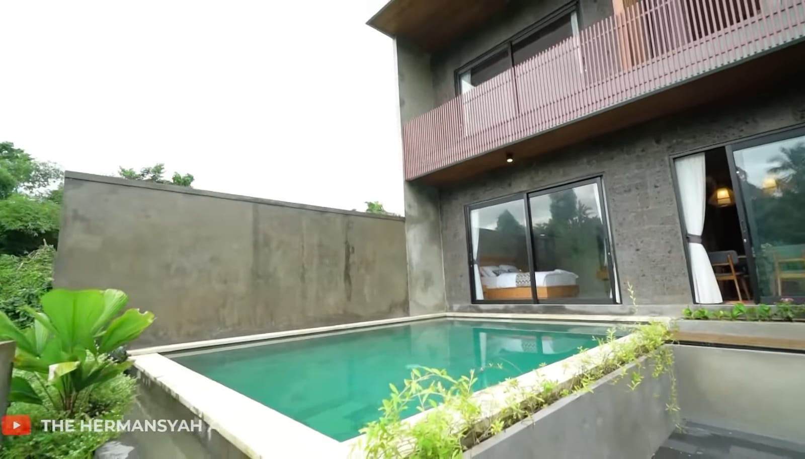 Fasilitas kolam renang di vila Arsy Hermansyah. Foto: Dok. YouTube The Hermansyah A6