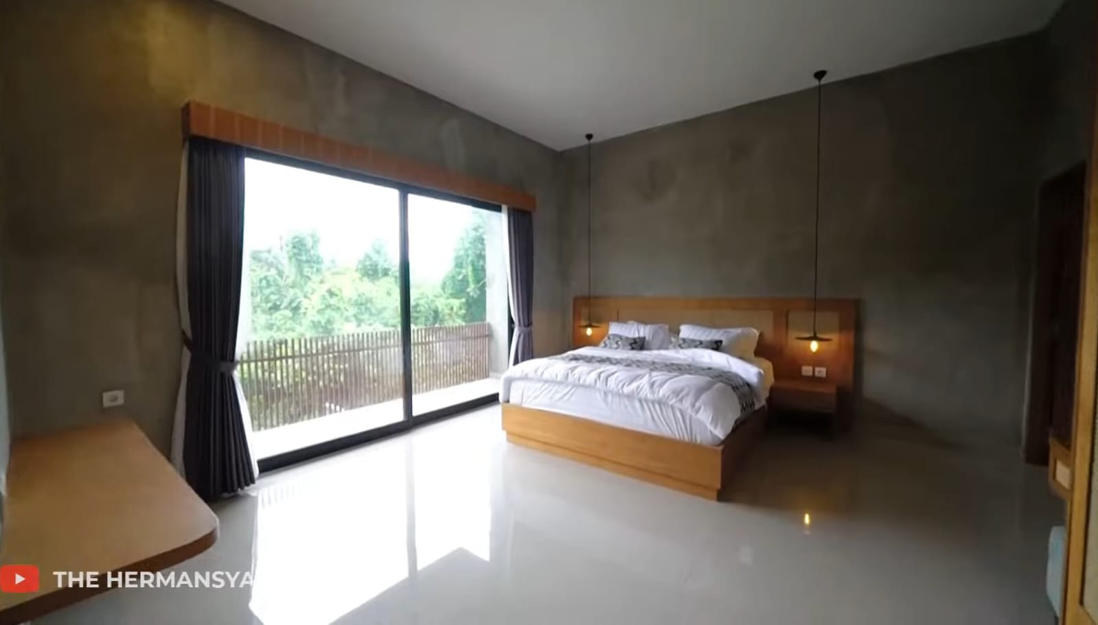 Kamar tidur dengan balkon dan pemandangan alam. Foto: Dok. YouTube The Hermansyah A6