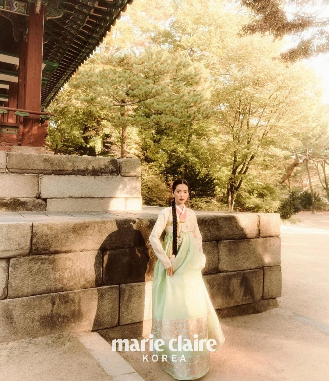 Kim Tae Ri bak putri kerajaan di bangunan istana. Foto: Dok. Instagram @marieclairekorea