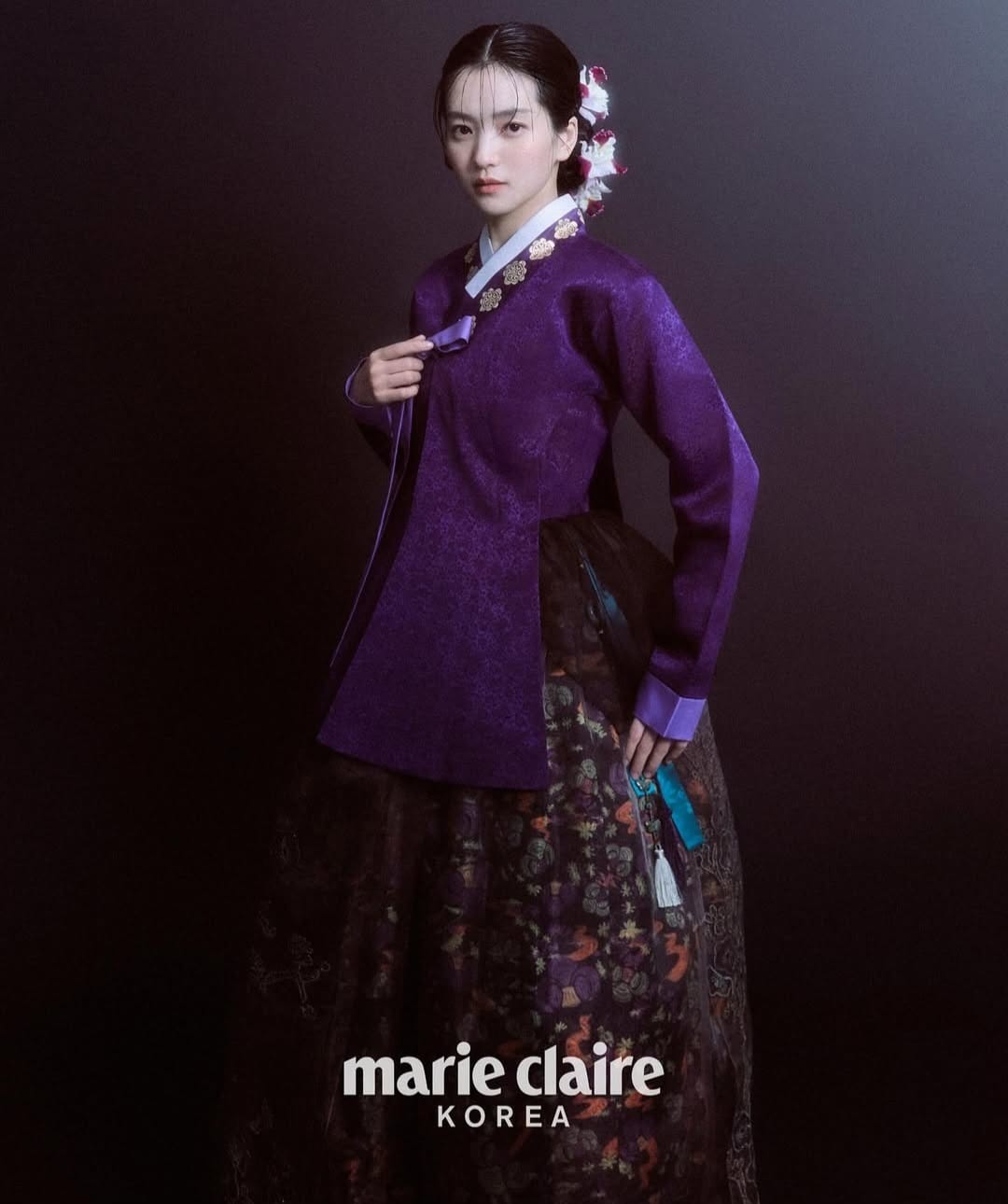 Kim Tae Ri dalam balutan Hanbok, pakaian tradisional Korea. Foto: Dok. Instagram @marieclairekorea
