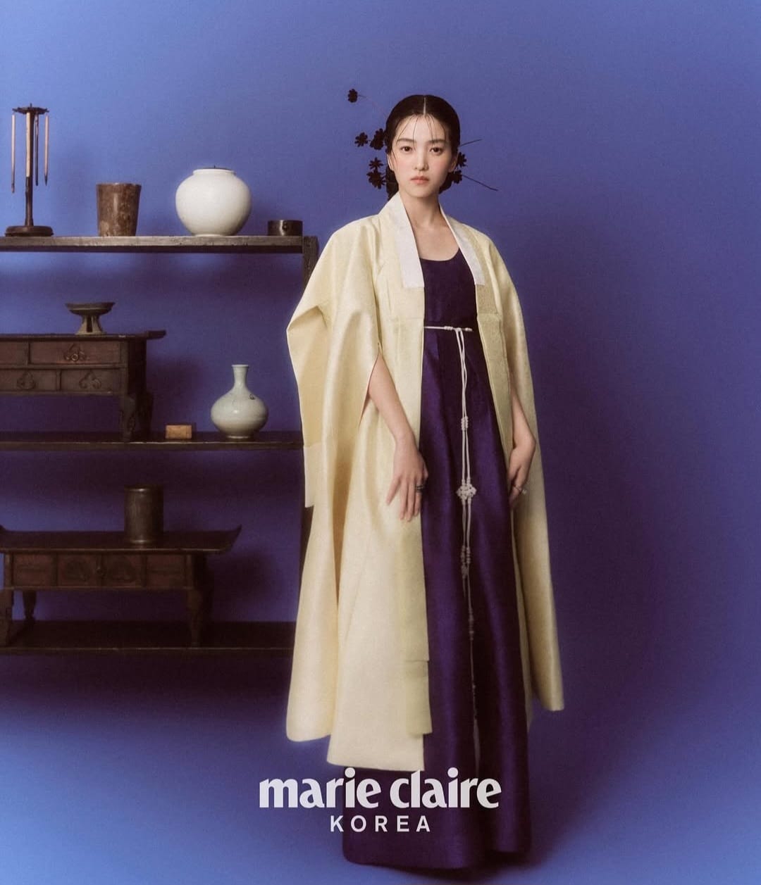 Hanbok perpaduan warna emas dan ungu. Foto: Dok. Instagram @marieclairekorea