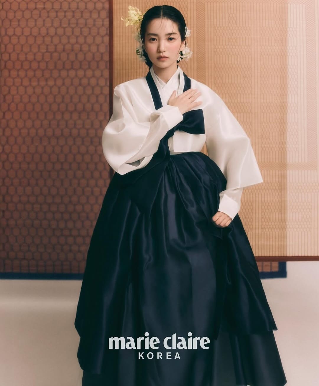 Hanbok dengan desain modern. Foto: Dok. Instagram @marieclairekorea