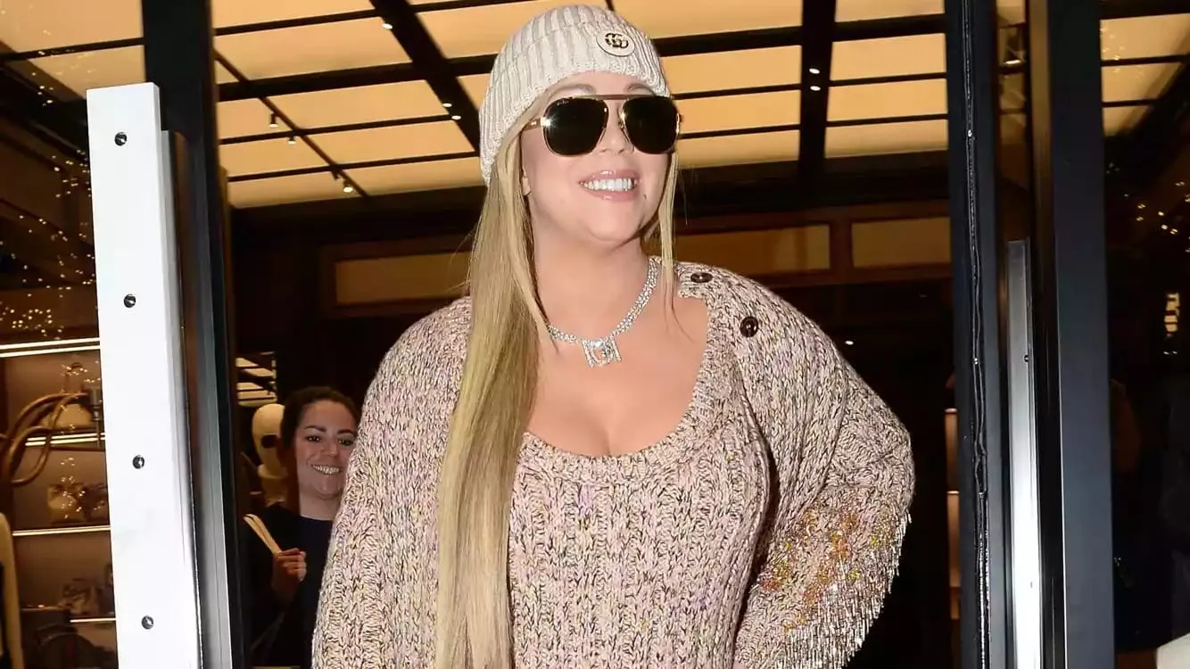 Gaya Mariah Carey Shopping Pakai Gaun Rajut Seharga Rp 274 Juta