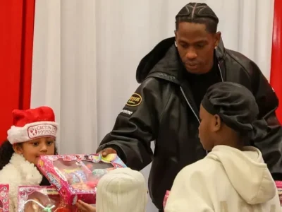 Travis Scott dan Stormi membagikan mainan di acara amal. Foto: Dok. Matthew Casby/People
