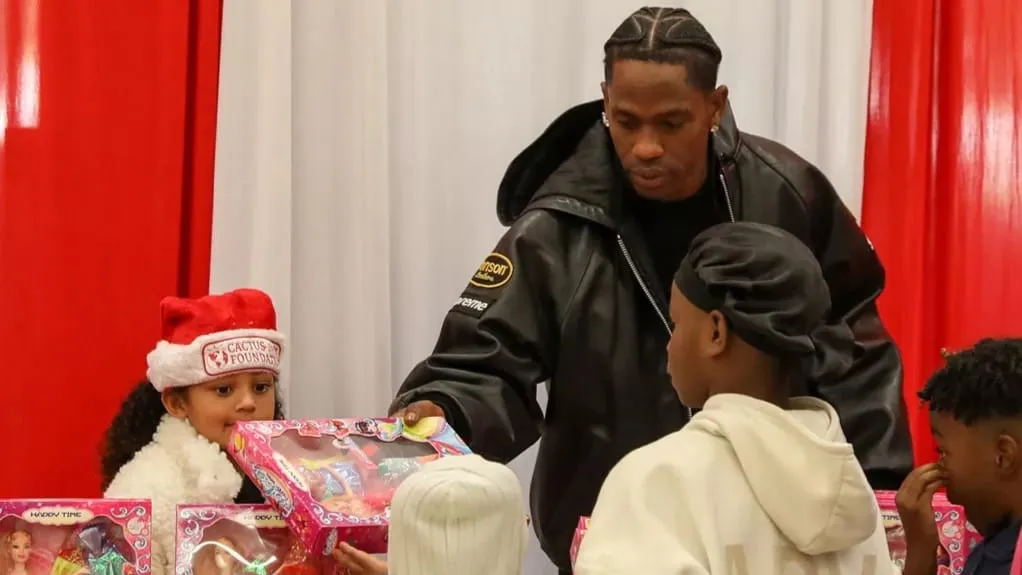 Keseruan Travis Scott dan Stormi Bagi-bagi Mainan Jelang Natal
