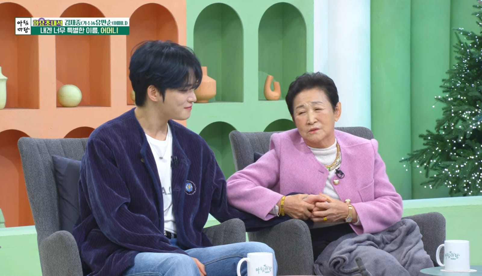 Kim Jaejoong dan Yoo Man Soon saat menjadi bintang tamu 'Morning Forum.' Foto: Dok. YouTube KBS Life