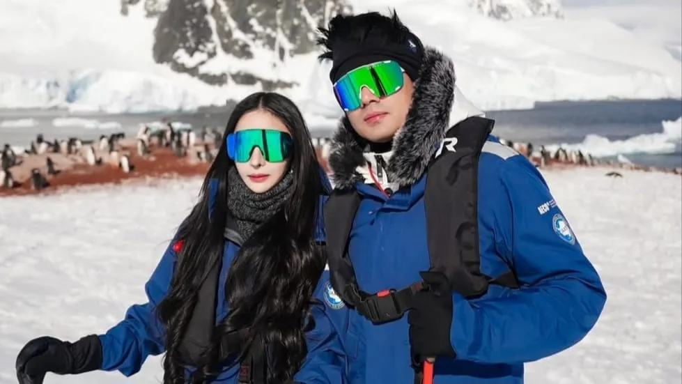 Gaya Istri Guntur Triyoga, Apris Devita Saat Liburan ke Antarktika