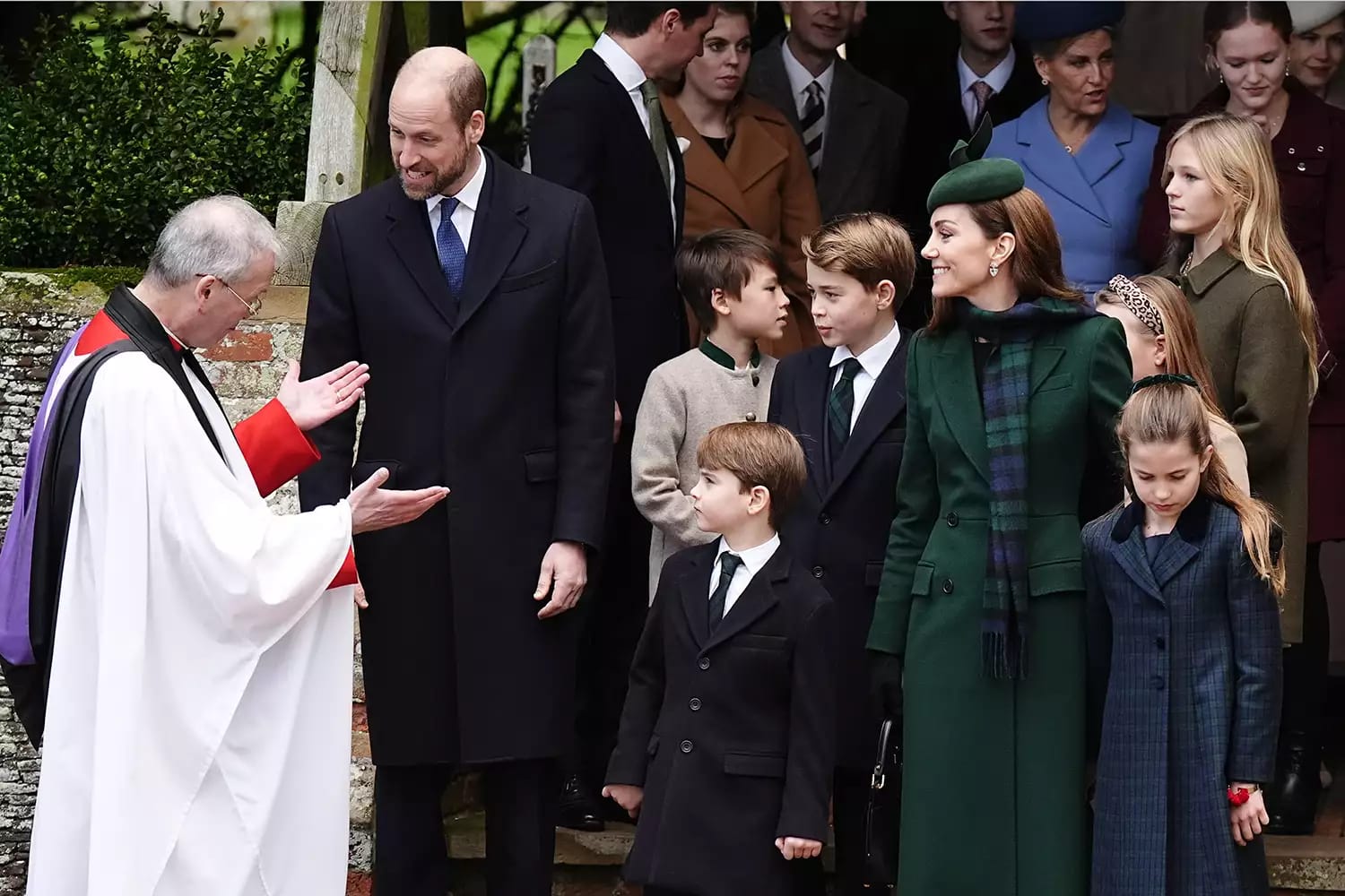Pangeran William, Kate Middleton, dan tiga anaknya setelah kebaktian. Foto: Dok. Aaron Chown/PA Images via Getty