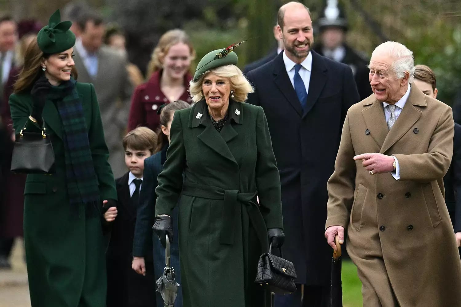 Raja Charles dan Ratu Camilla memimpin jalan menujur gereja. Foto: Dok. Oli Scarff/AFP via Getty
