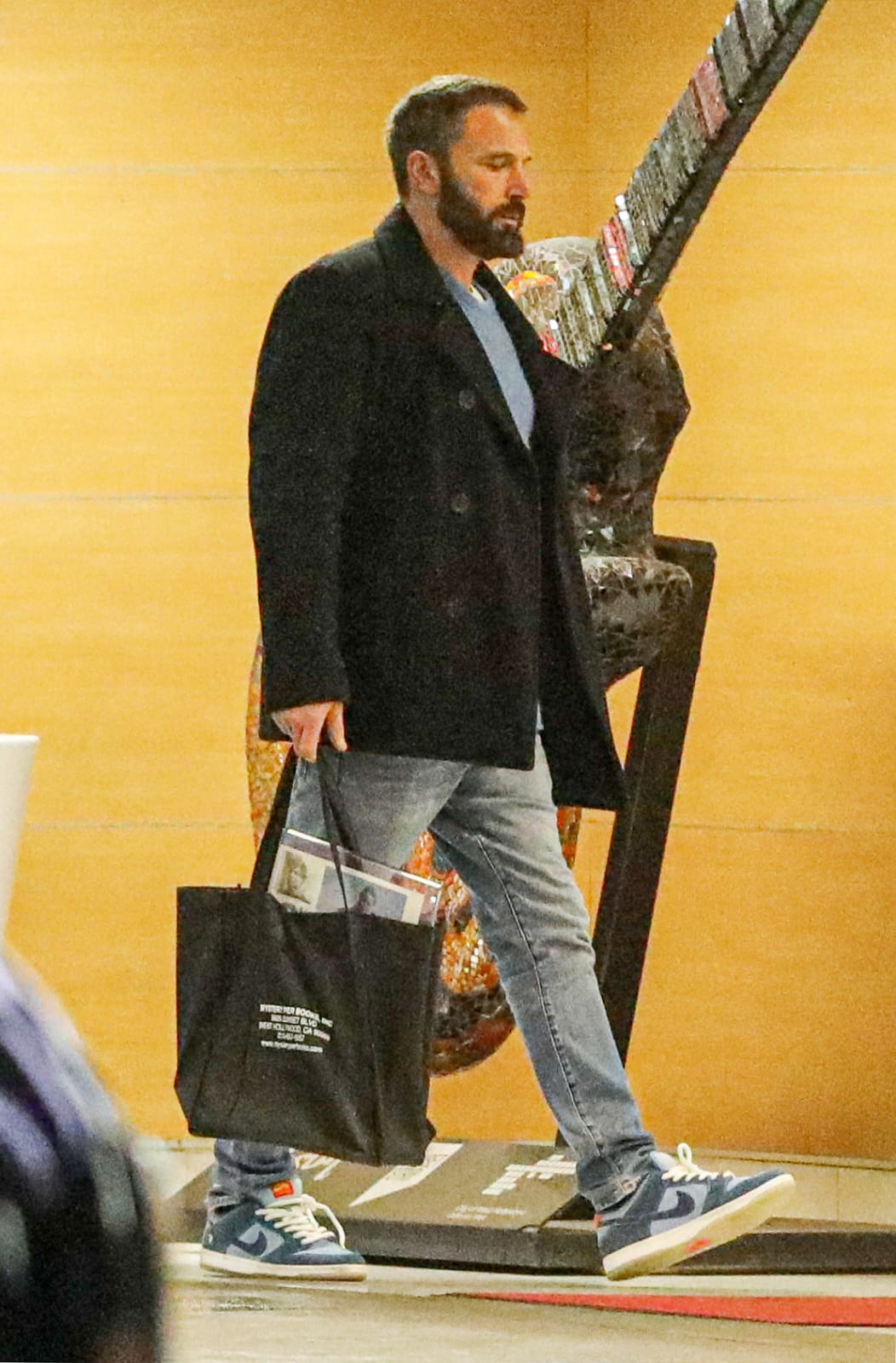 Ben Affleck membeli beberapa hadiah buku untuk JLo. Foto: Dok. Juliano/X17online