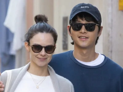 Song Joong Ki dan Katy Louise Saunders. Foto: Dok. Getty Images via Herald Pop