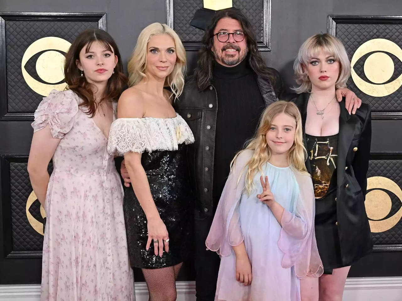 Dave Grohl, Jordy Blum (dress hitam), dan tiga putrinya. Foto: Dok. Axelle/Filmmagic