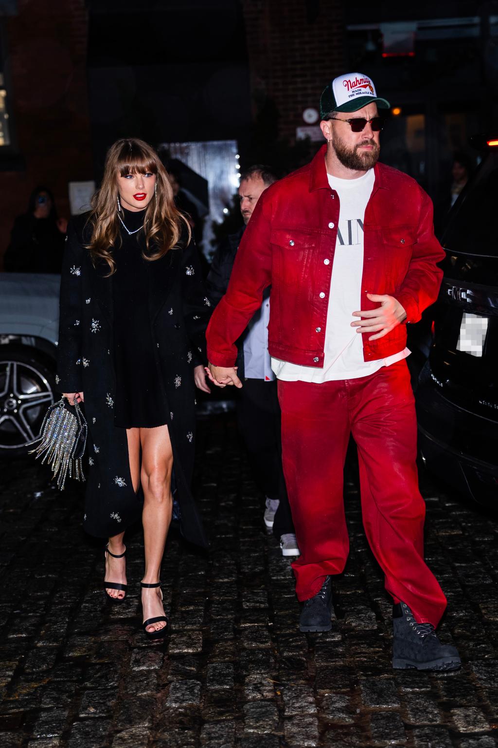 Travis Kelce mengenakan pakaian merah terang. Foto: Dok. GC Image