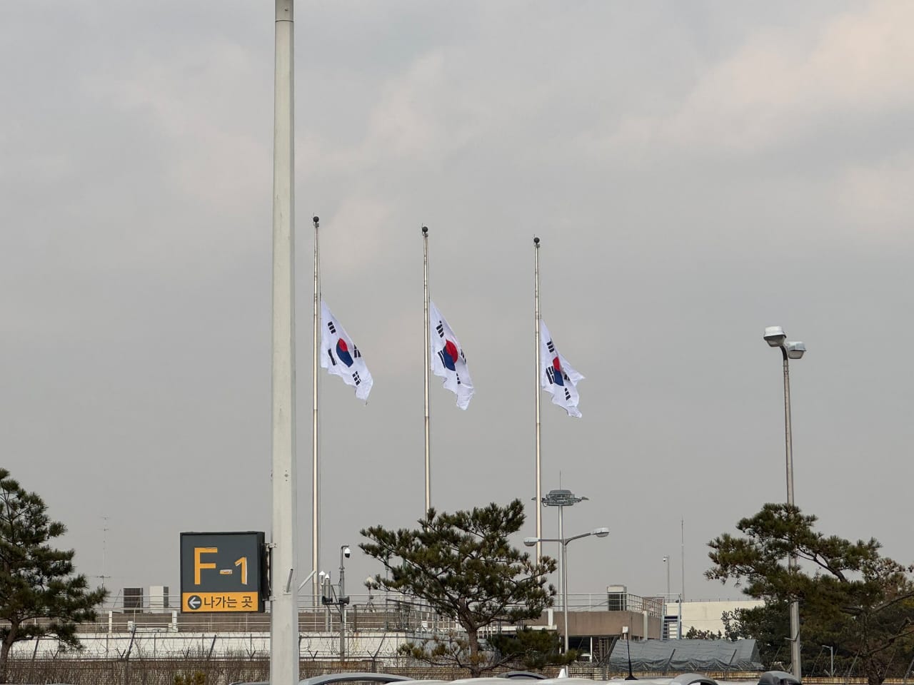 Kantor pemerintahan mengibarkan bendera setengah tiang. Foto: Dok. X @1987_TSLA