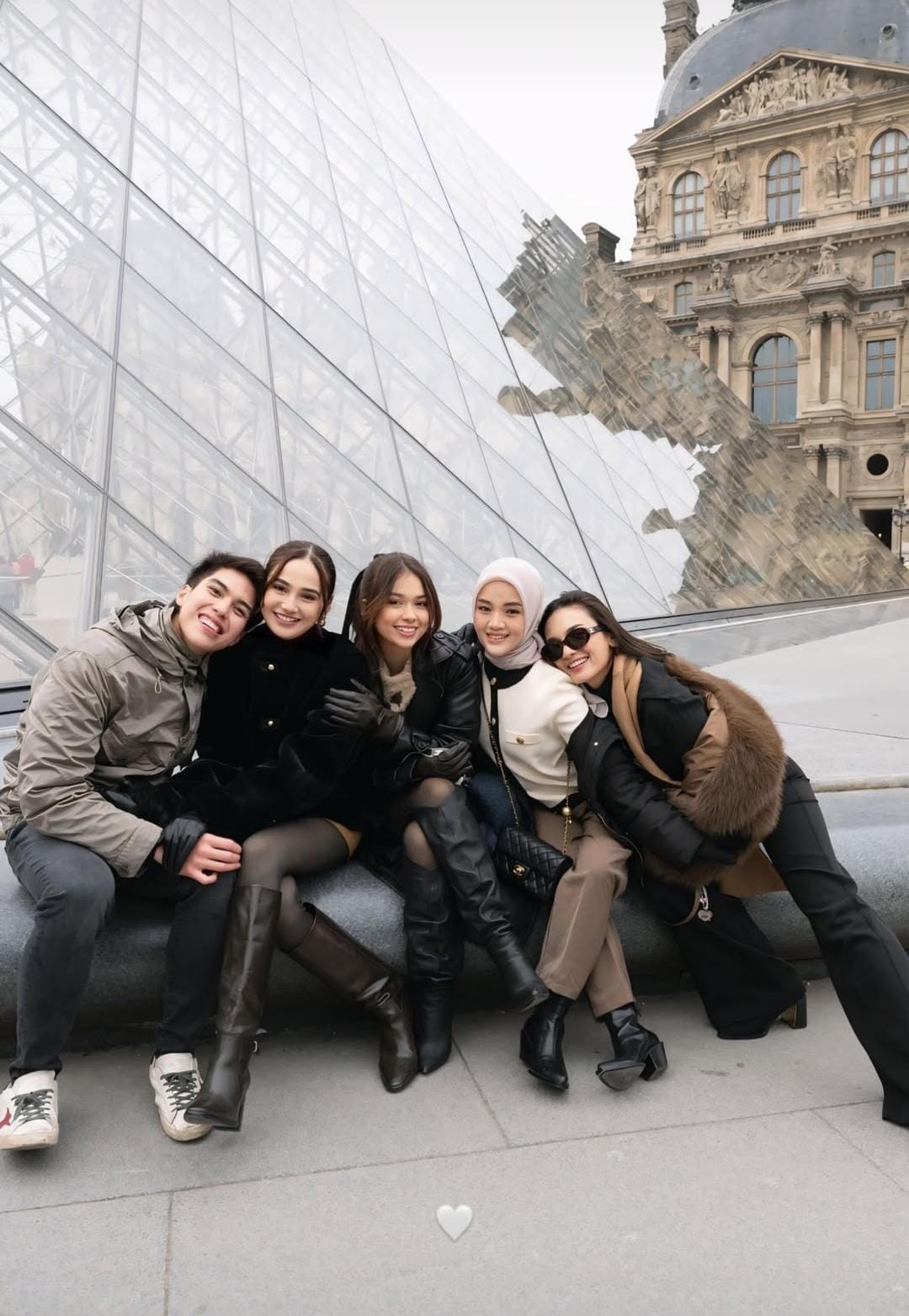 Syifa Hadju, El Rumi, dan teman-temannya di Paris. Foto: Dok. Instagram @diandramarsha