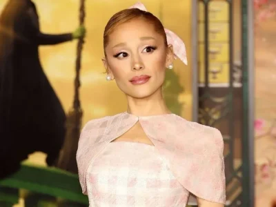 Ariana Grande terharu saat memegang tongkat sihir asli Glinda (Foto: Instagram/arianagrande)