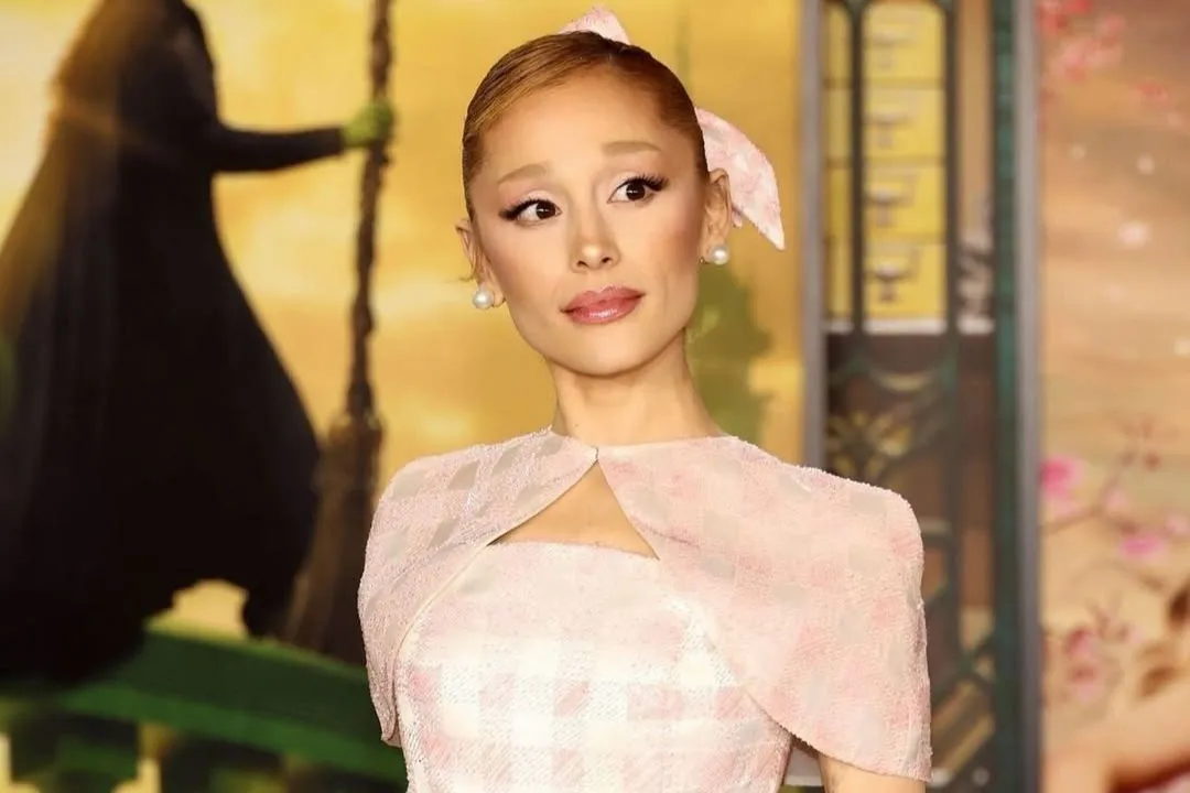 Ariana Grande Terharu Saat Memegang Tongkat Sihir Asli Glinda