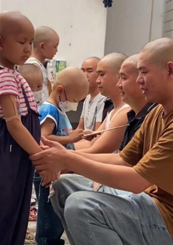 Kelima bapak dan anak-anaknya yang menderita kanker langka (Foto: Dok. QQ.com)