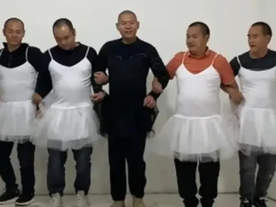 Lima ayah rela botak untuk galang dana pengobatan kanker langka pada anak mereka. (Foto: Dok. QQ.com)