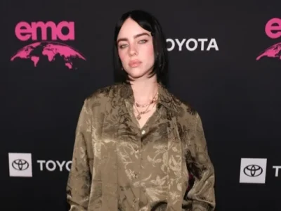 Billie Eilish dilempar kalung saat konser (Foto: Getty Images)