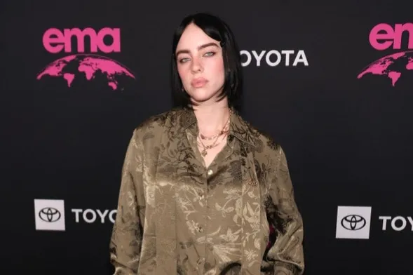 Billie Eilish Dilempar Kalung Saat Konser di Arizona